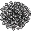 Plastové písmenkové koráliky, 7x8 mm - čiernobiele, dve dierky