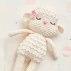 Háčkovacia sada, figúrka Anchor Baby Pure Cotton Amigurumi - Ospalé jahniatko a retiazka na cumlík