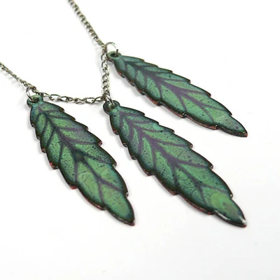 Smaltovaný šperkový základ, červený medený - list, 47x13 mm