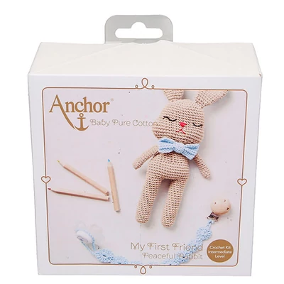Háčkovacia sada, figúrka Anchor Baby Pure Cotton Amigurumi - Pokojný zajačik a retiazka na cumlík