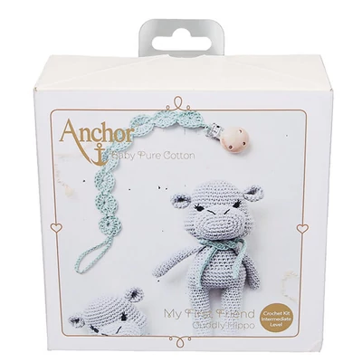 Háčkovacia sada, figúrka Anchor Baby Pure Cotton Amigurumi - Prítulný hr°Ch a retiazka na cumlík