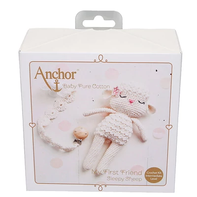 Háčkovacia sada, figúrka Anchor Baby Pure Cotton Amigurumi - Ospalé jahniatko a retiazka na cumlík