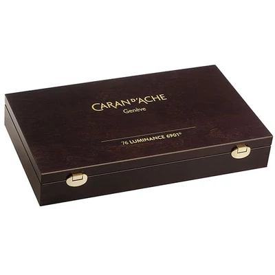 Sada farebných ceruziek Caran d'Ache Luminance 6901 - 76 farieb, 80 ks + doplnky, v drevenej krabičke