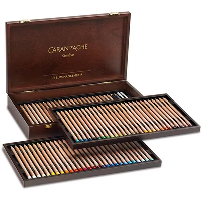 Sada farebných ceruziek Caran d&#039;Ache Luminance 6901 - 76 farieb, 80 ks + doplnky, v drevenej krabičke