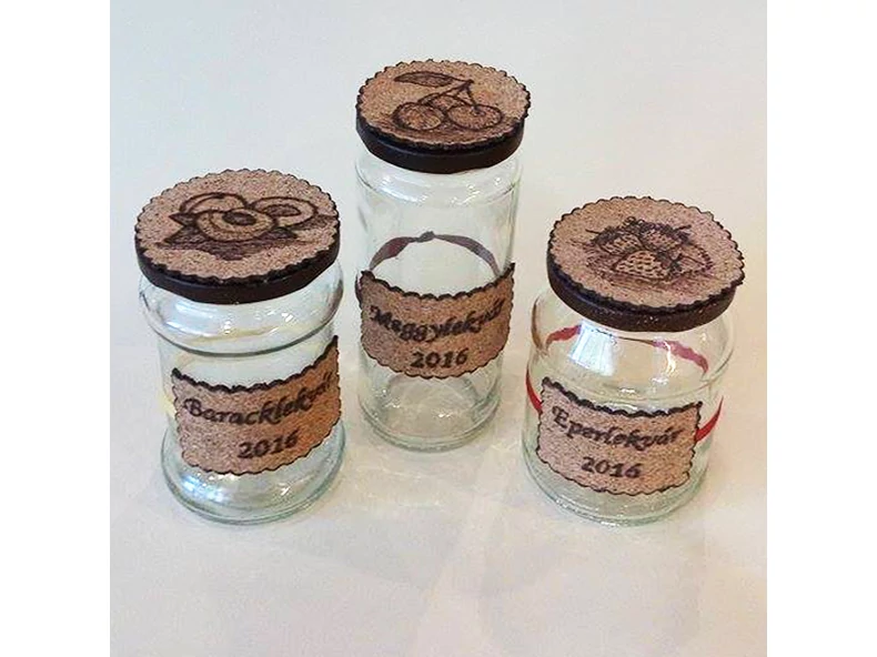 Korkové etikety na poháre gravírované pyrografiou