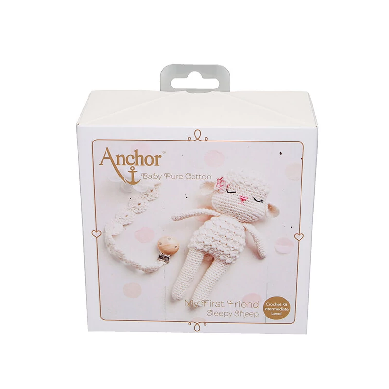 Háčkovacia sada, figúrka Anchor Baby Pure Cotton Amigurumi - Ospalé jahniatko a retiazka na cumlík